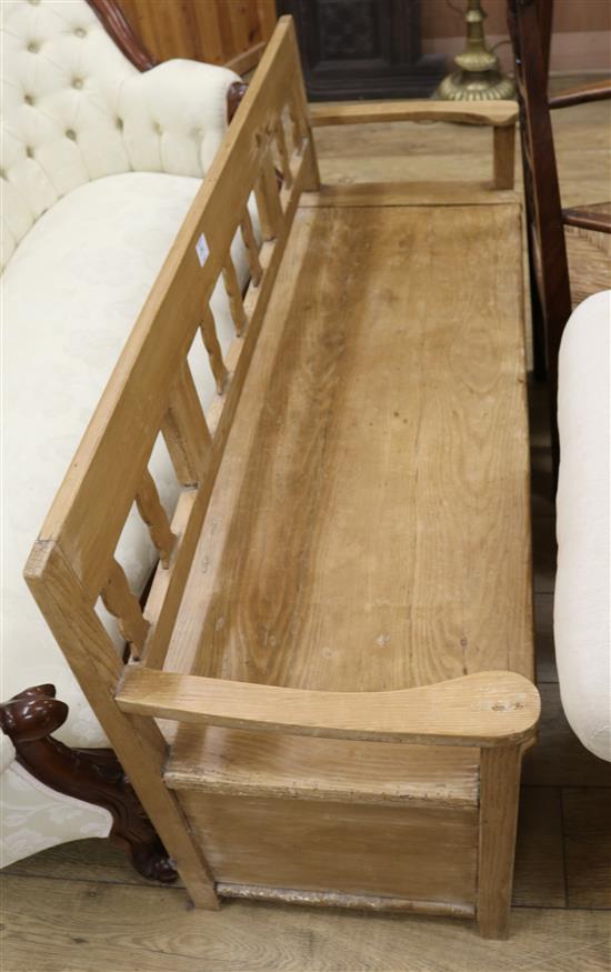 A pine settle, W.144cm